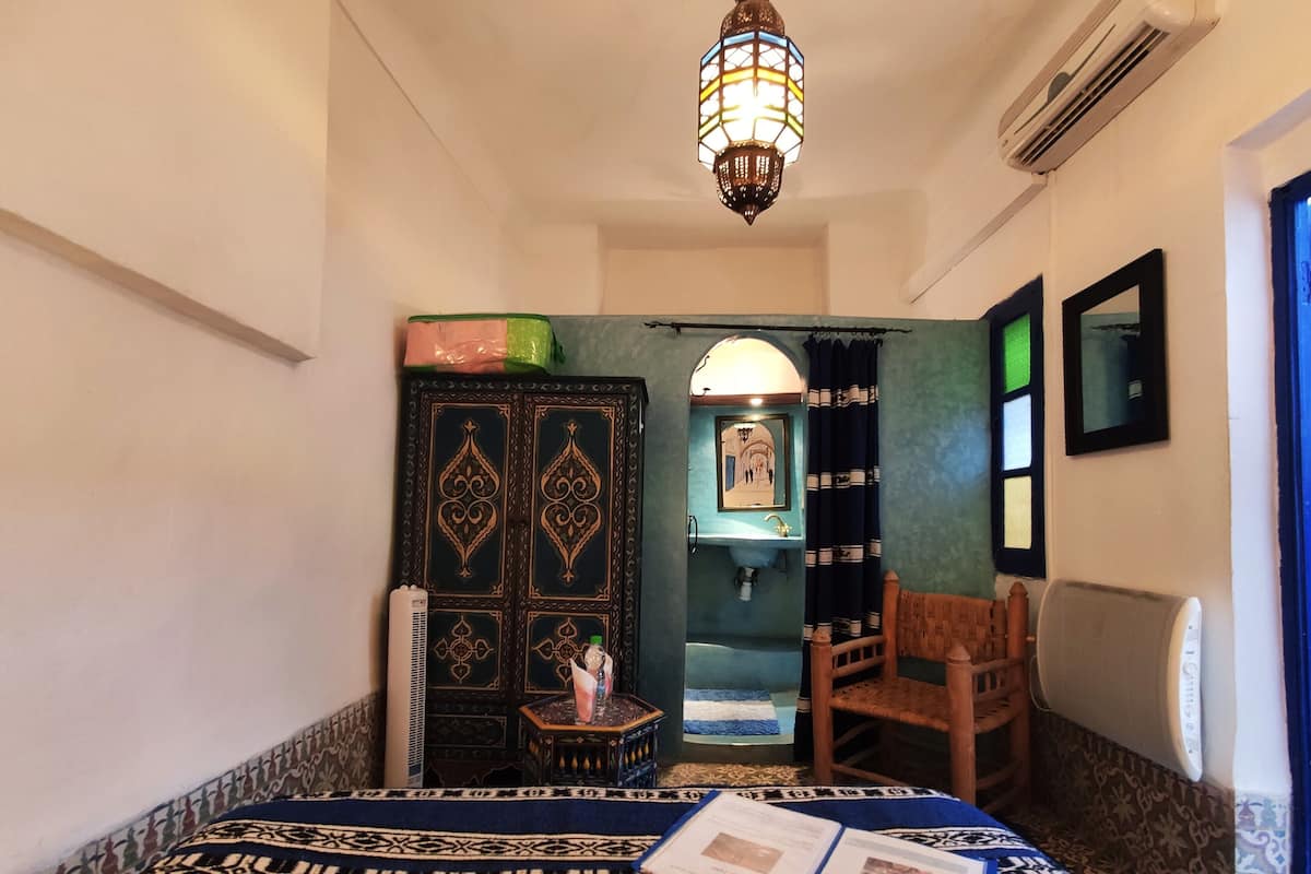 Kahden hengen comfort-huone (Bleu) | Tallelokero huoneessa, yksilöllisesti sisustettu