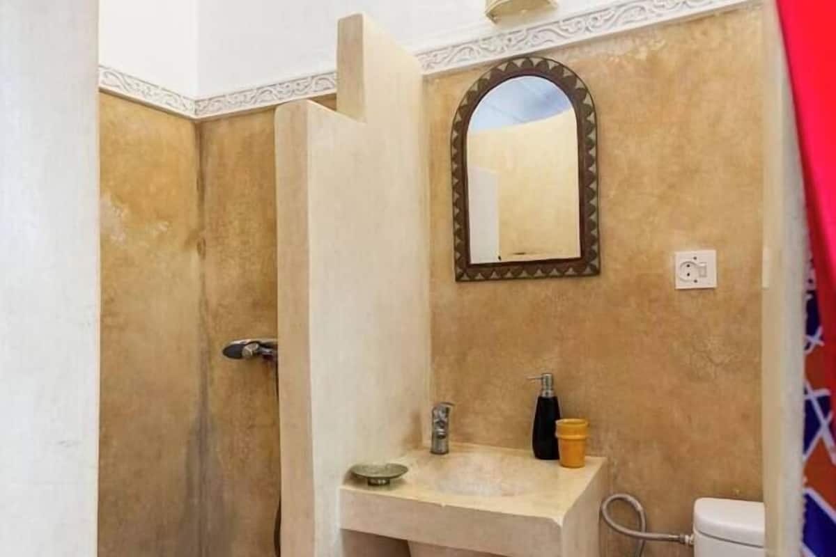 Deluxe-huone | Kylpyhuone | Suihku, sadesuihkupää, ilmaiset hygieniatuotteet, hiustenkuivaaja