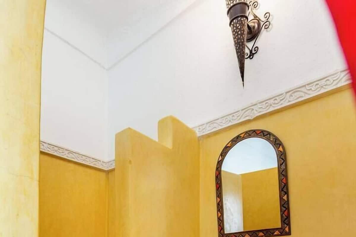 Kahden hengen tavanomainen huone (kaksi sänkyä) (Jaune) | Kylpyhuone | Suihku, sadesuihkupää, ilmaiset hygieniatuotteet, hiustenkuivaaja