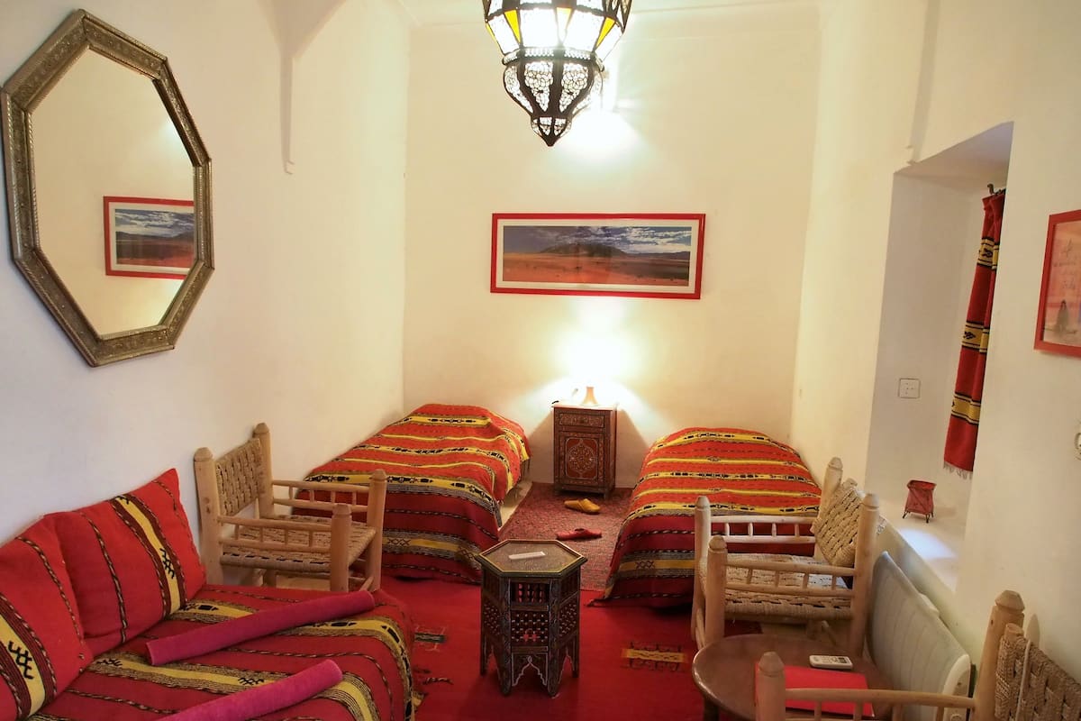 Kolmen hengen superior-huone (Rouge) | Tallelokero huoneessa, yksilöllisesti sisustettu