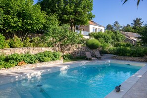 Una piscina al aire libre de temporada (de 08:00 a 19:30), sombrillas