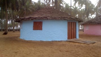 Bungalow tradicional, para no fumadores, vista a la playa | Escritorio, cortinas blackout, camas extra y wifi gratis