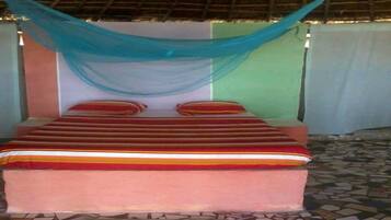 Escritorio, cortinas blackout y camas plegables/adicionales