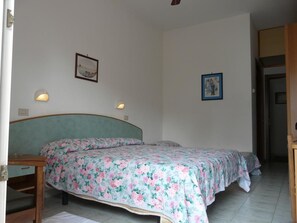 Triple Room | Minibar, in-room safe, desk, free WiFi