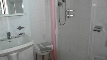 Douche, articles de toilette gratuits, sèche-cheveux, bidet