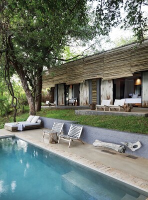 4 piscinas al aire libre, sombrillas, sillones reclinables de piscina