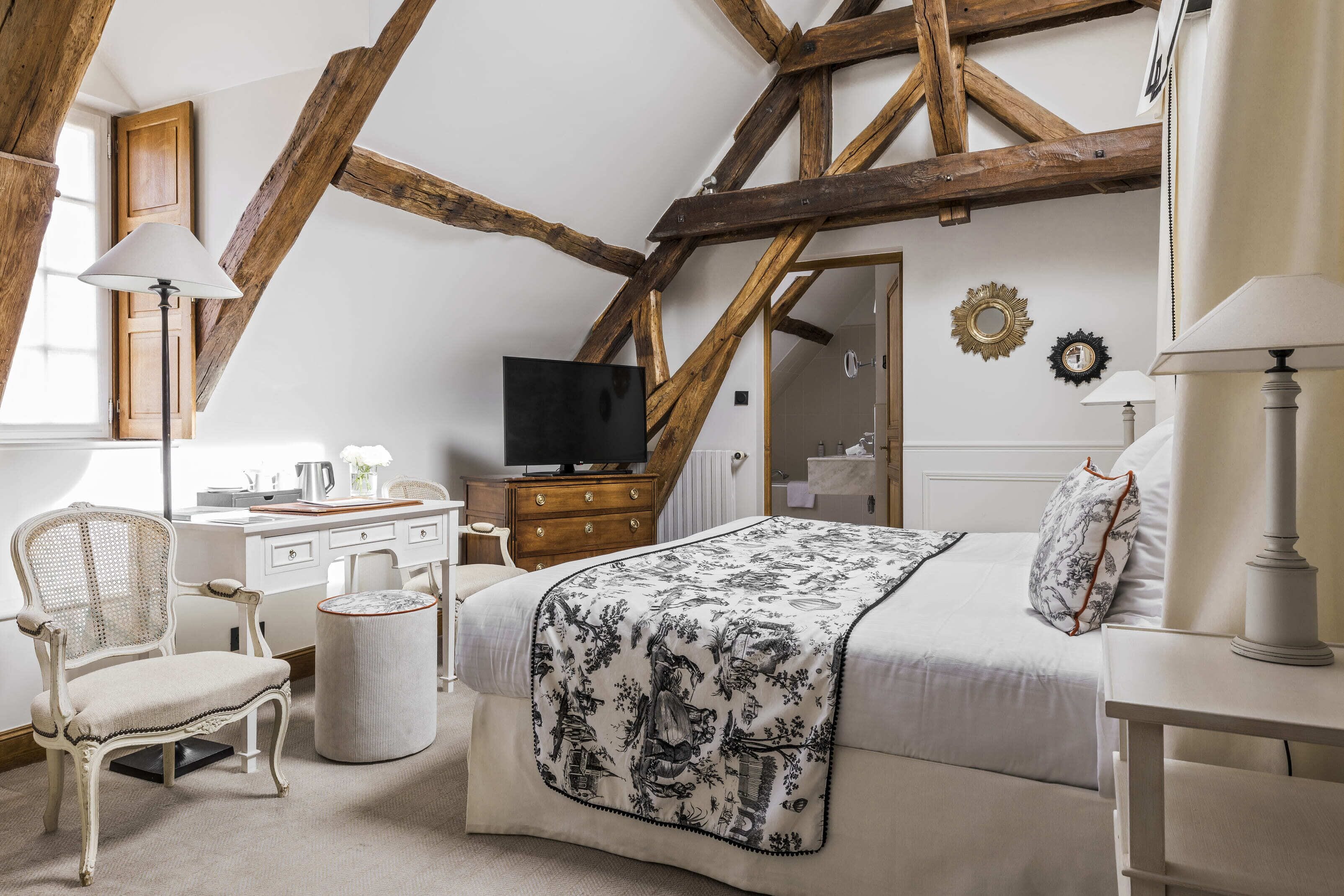 Phòng phong cách cổ điển (Superior Château) | Minibar, két bảo mật tại phòng, trang trí khác biệt 