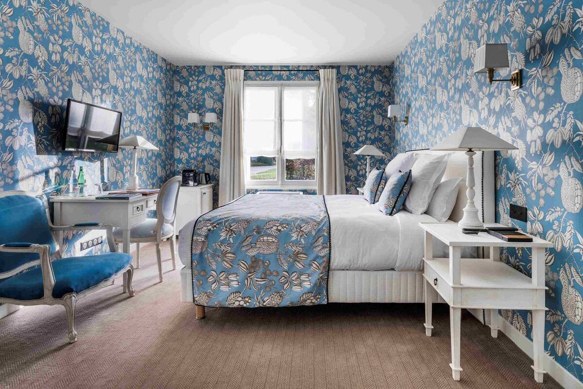 Minibar, caja de seguridad en la habitación y decoración personalizada