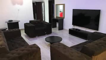 Deluxe appartement, meerdere bedden, niet-roken | Woonkamer | Een lcd-televisie