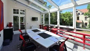 A conference room with a glass roof, white walls, and red railings. - Art Hotel Weimar (Weimar)