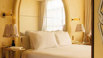 Roupas de cama premium, frigobar, cofres nos quartos