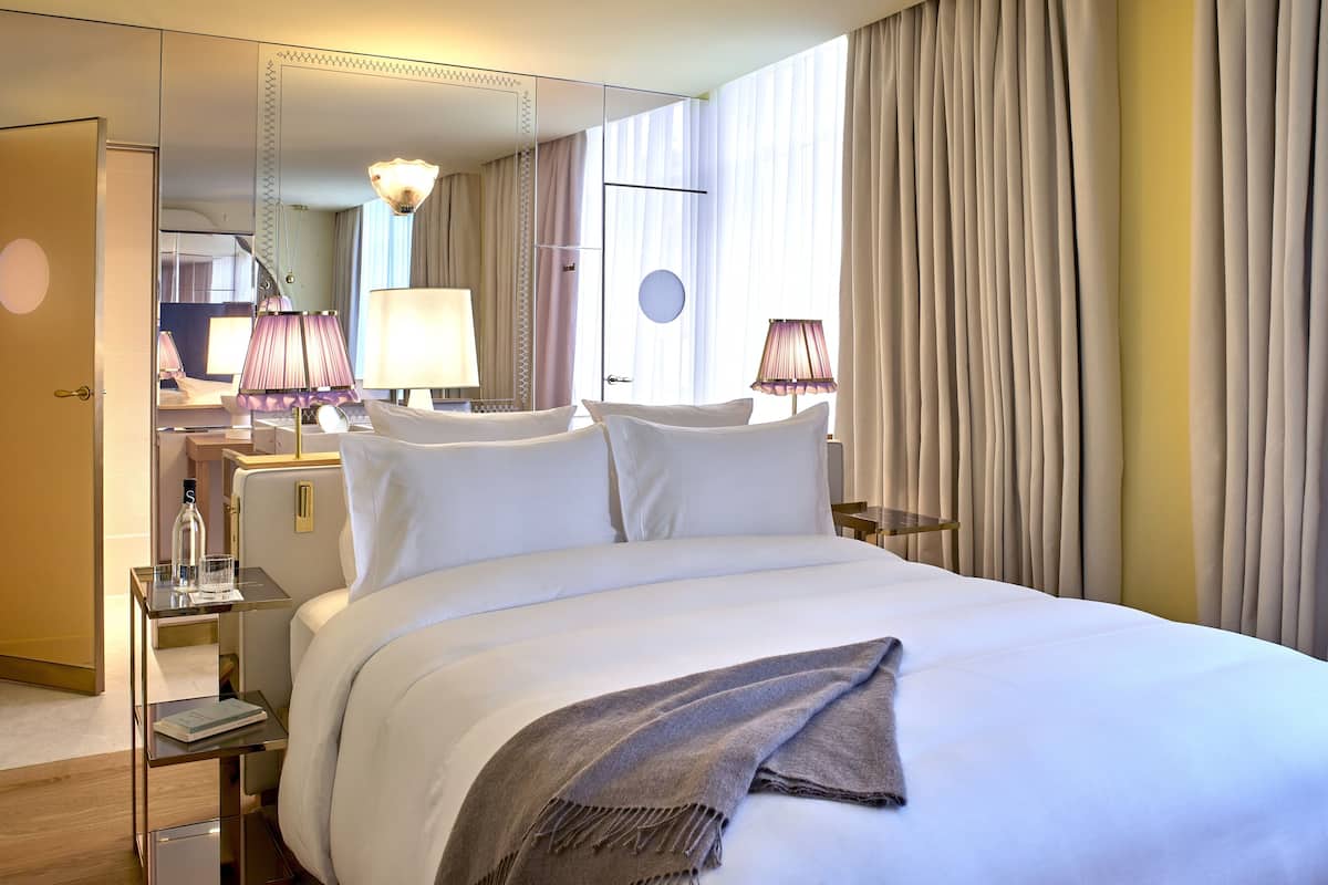 Kamar Double Eksekutif | Seprai premium, minibar, brankas, dan didekorasi berbeda-beda