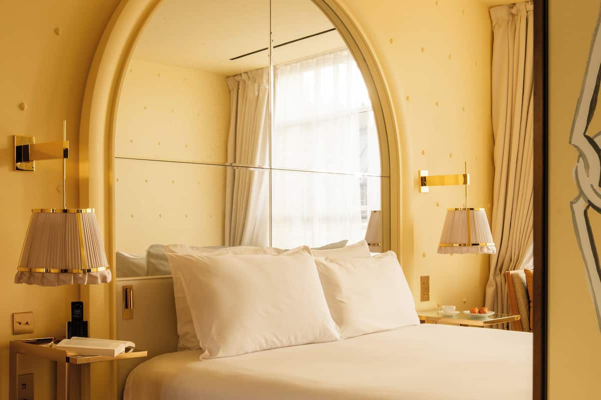 Ylelliset vuodevaatteet, minibaari, tallelokero huoneessa