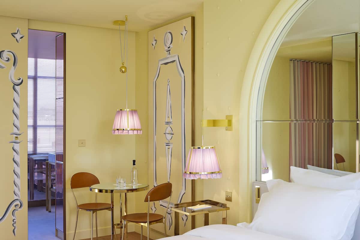 Kamar Double Klub | Seprai premium, minibar, brankas, dan didekorasi berbeda-beda