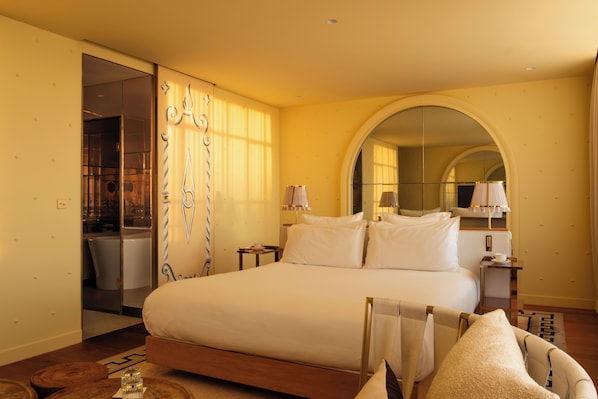 Ylelliset vuodevaatteet, minibaari, tallelokero huoneessa