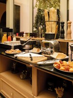 Petit déjeuner buffet servi tous les jours en supplément