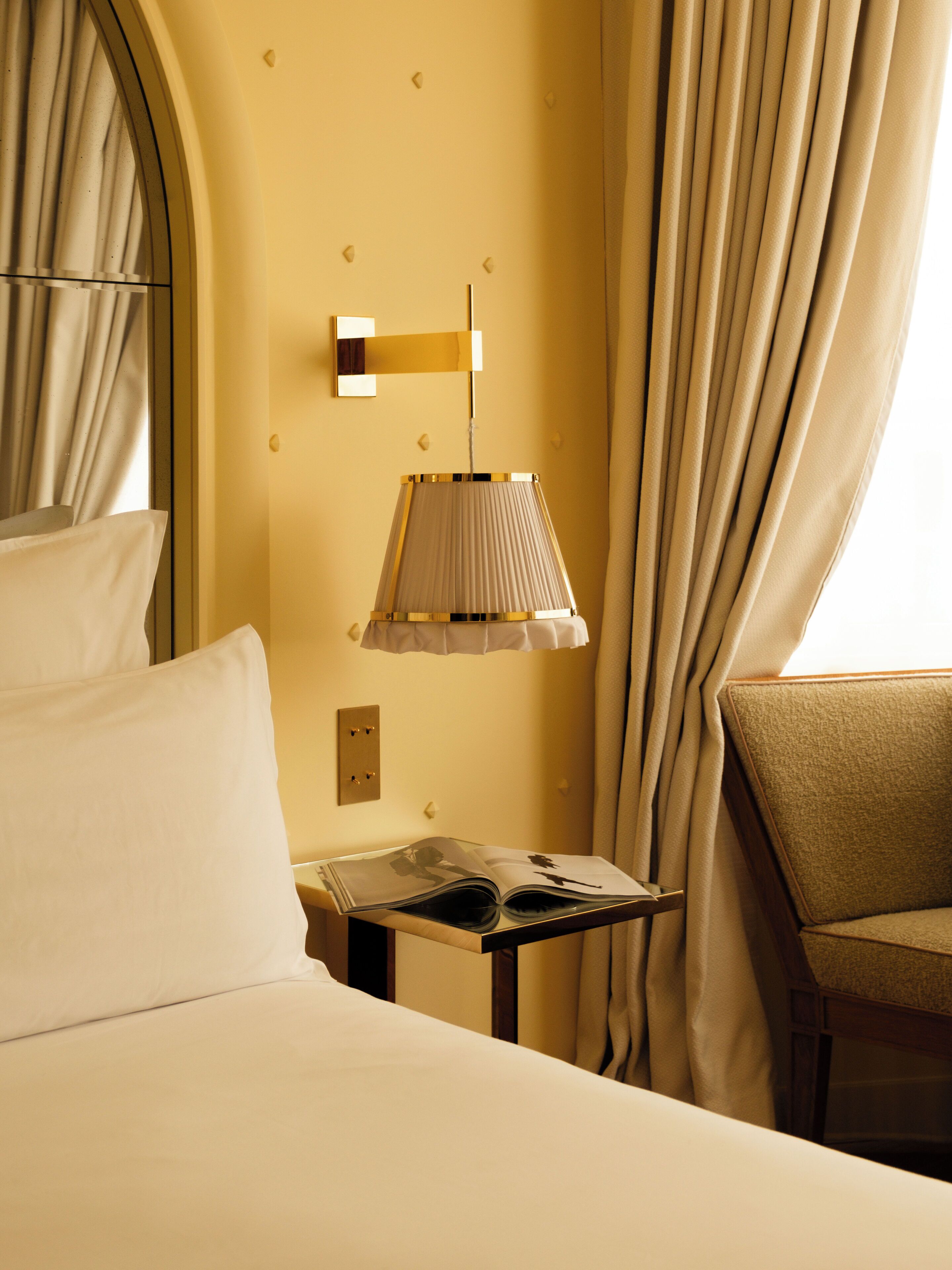 Kahden hengen club-huone | Ylelliset vuodevaatteet, minibaari, tallelokero huoneessa