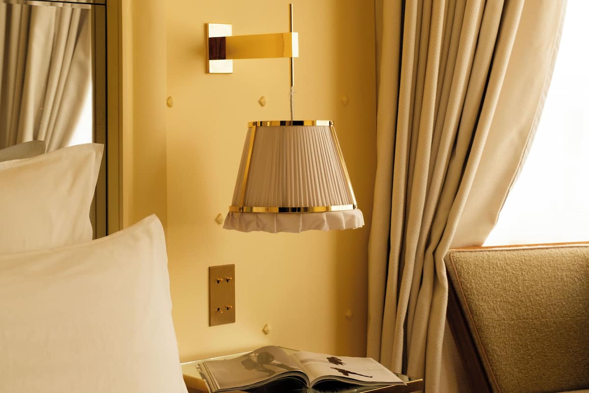 Kahden hengen club-huone | Ylelliset vuodevaatteet, minibaari, tallelokero huoneessa