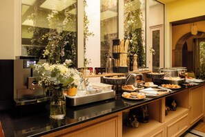 بوفيه فطور يوميًا بتكلفة قدرها (19 EUR للشخص)