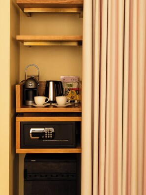 Sengetøy av topp kvalitet, minibar og safe på rommet