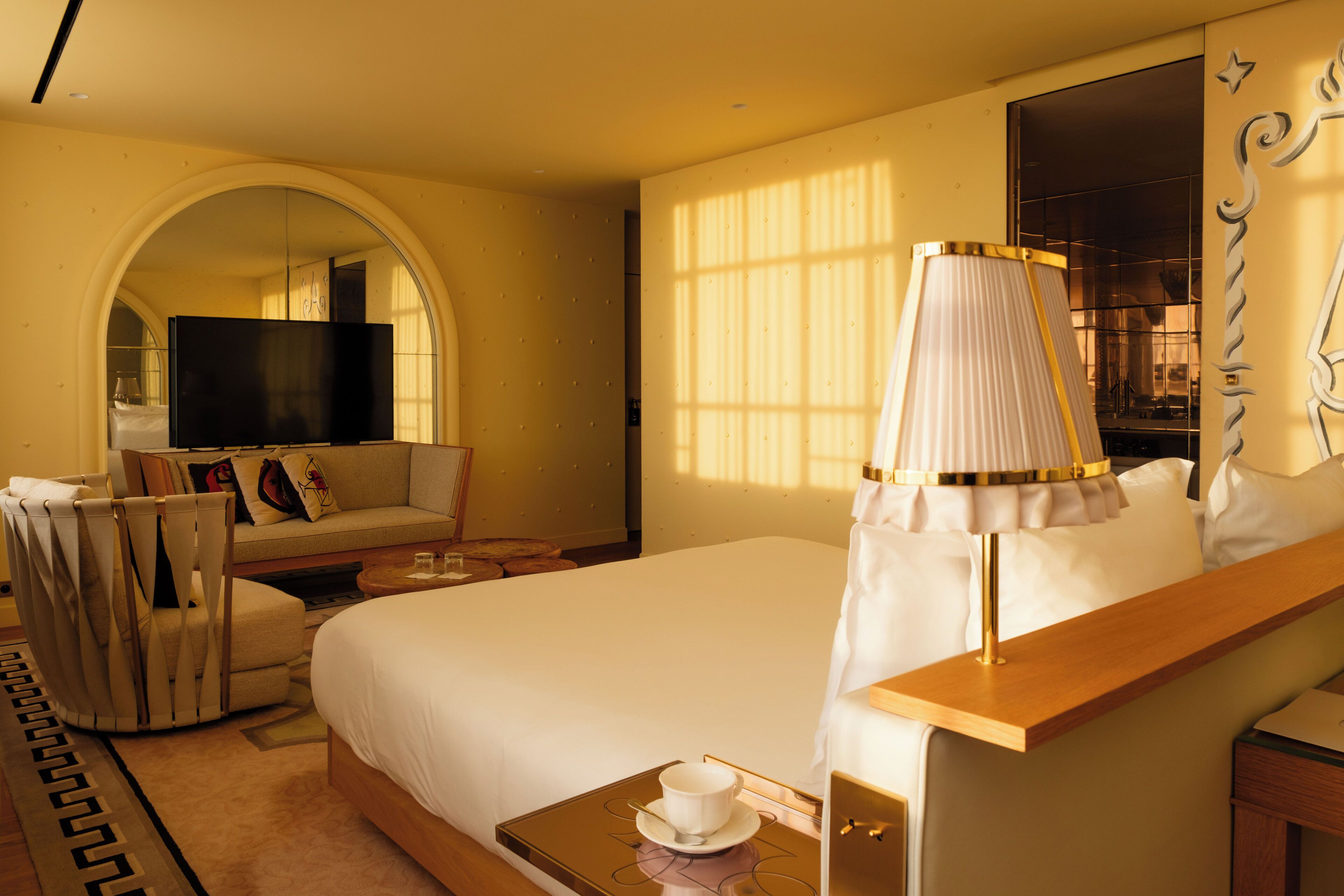 Junior-huone | Ylelliset vuodevaatteet, minibaari, tallelokero huoneessa