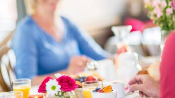 TĂ€gliches inbegriffenes FrĂŒhstĂŒcksbuffet