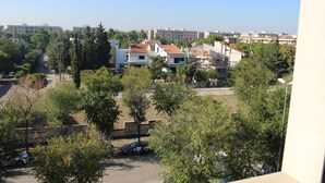 Zona residencial con edificios de varios pisos, una calle y árboles.