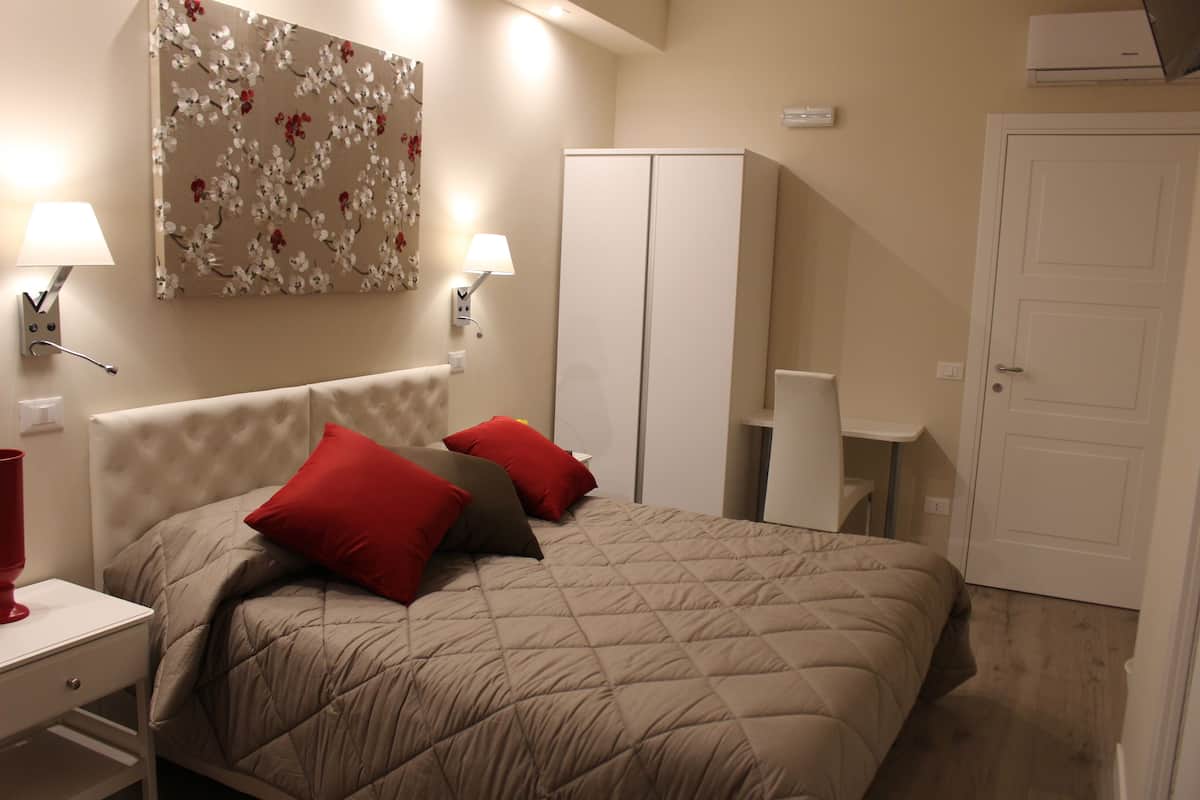 Classic Double Room | Desk, free WiFi, bed sheets