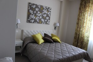Quarto casal clássico | Escrivaninha, Wi-Fi de cortesia, roupa de cama