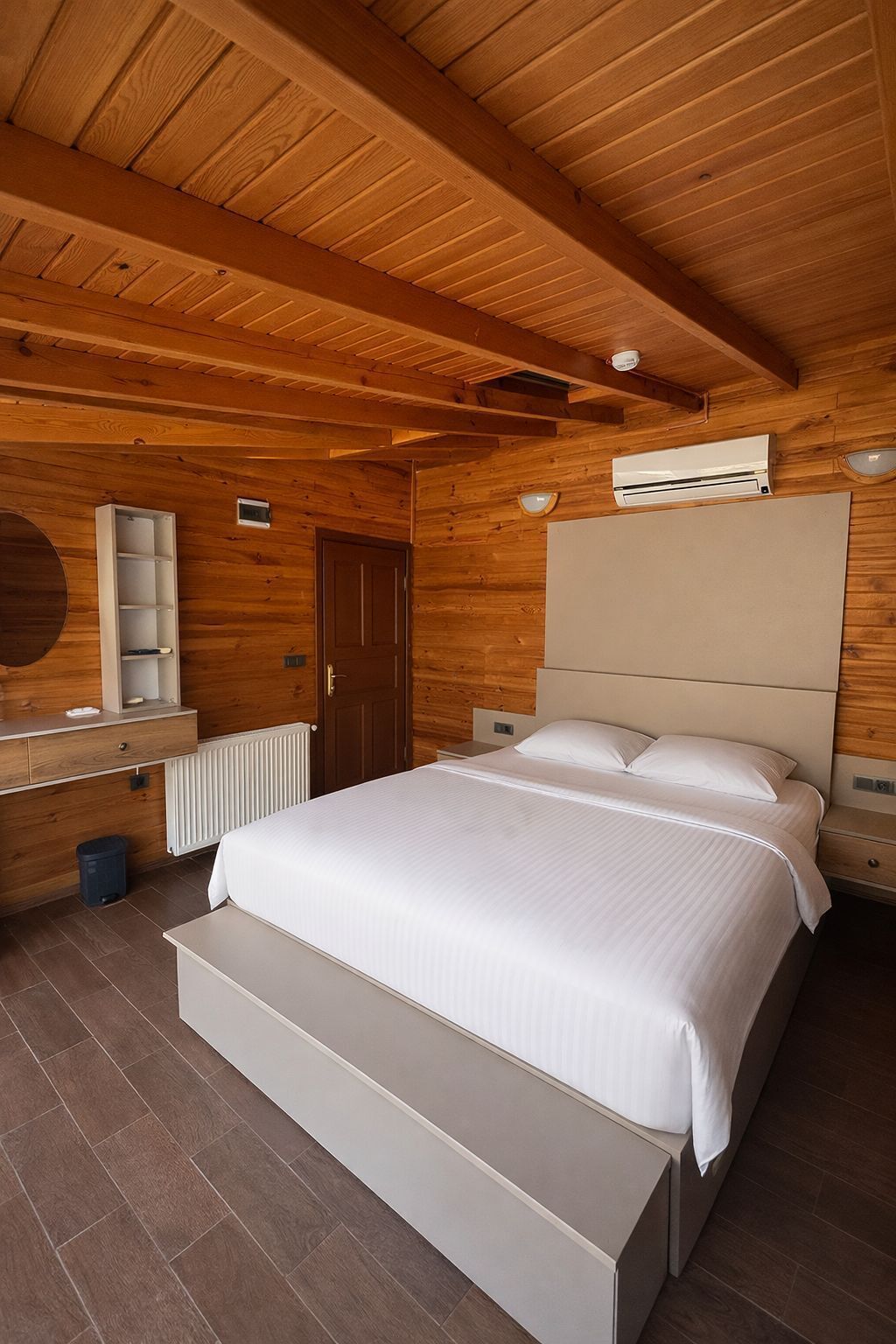 Double Room, 1 Queen Bed, Balcony, Mountain View | Desk, blackout drapes, soundproofing, free WiFi