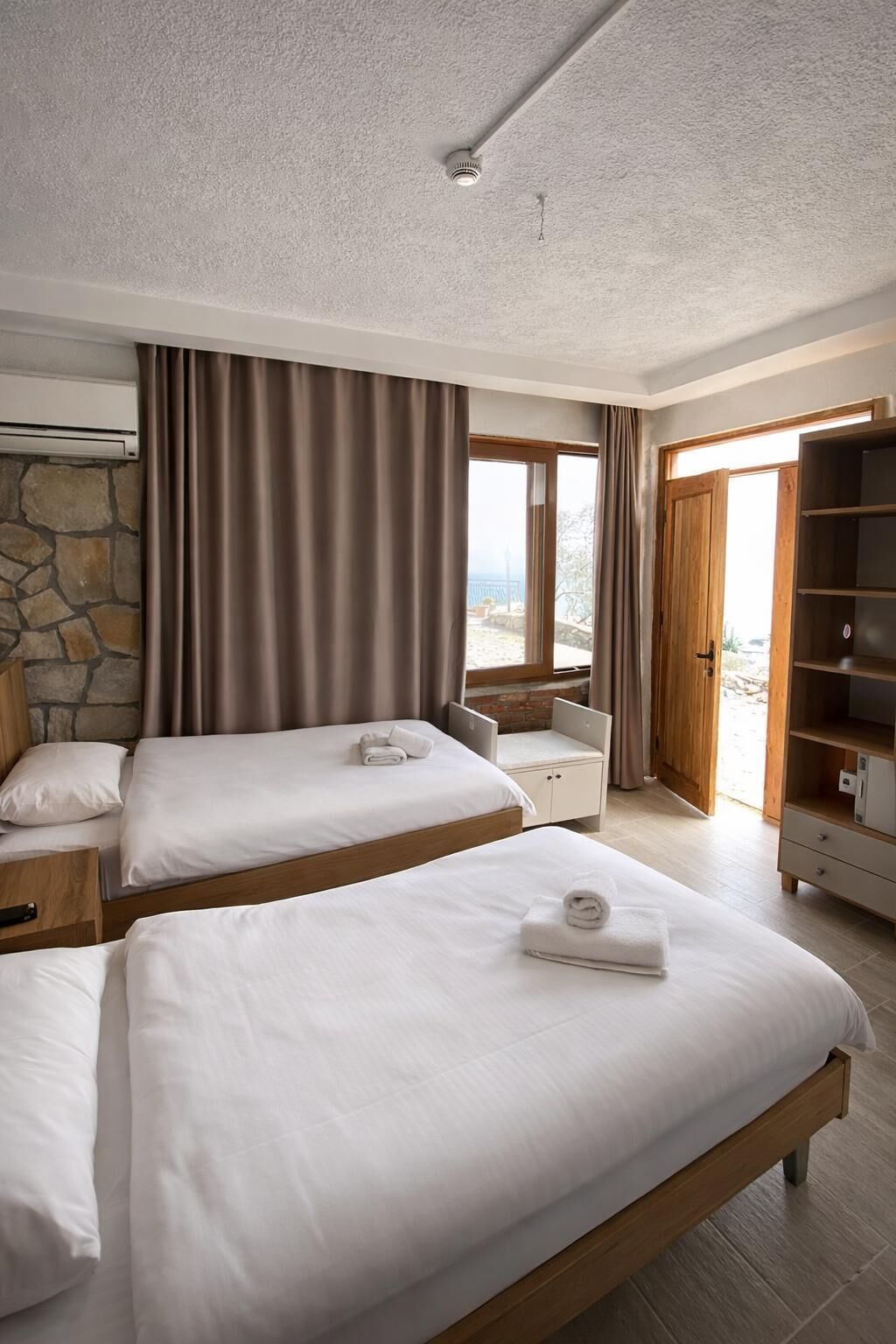 Habitación económica con 2 camas individuales, 1 habitación, vista al mar | Escritorio, cortinas blackout, insonorización y wifi gratis 