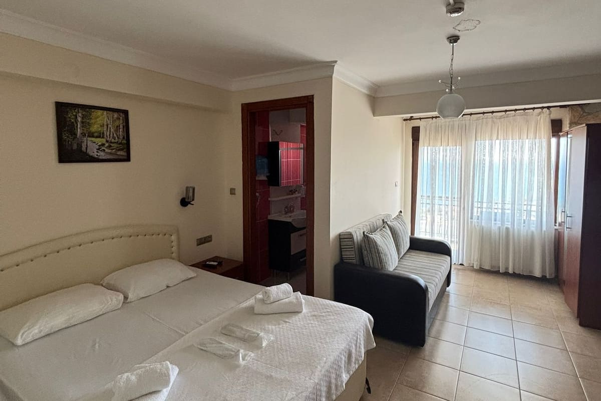 Habitació doble o amb dos llits individuals familiar | Escriptori, cortines opaques i habitacions insonoritzades