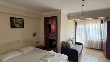 Familiekamer, 1 twee- of 2 eenpersoonsbedden | Een bureau, verduisterende gordijnen, geluiddichte muren, gratis wifi