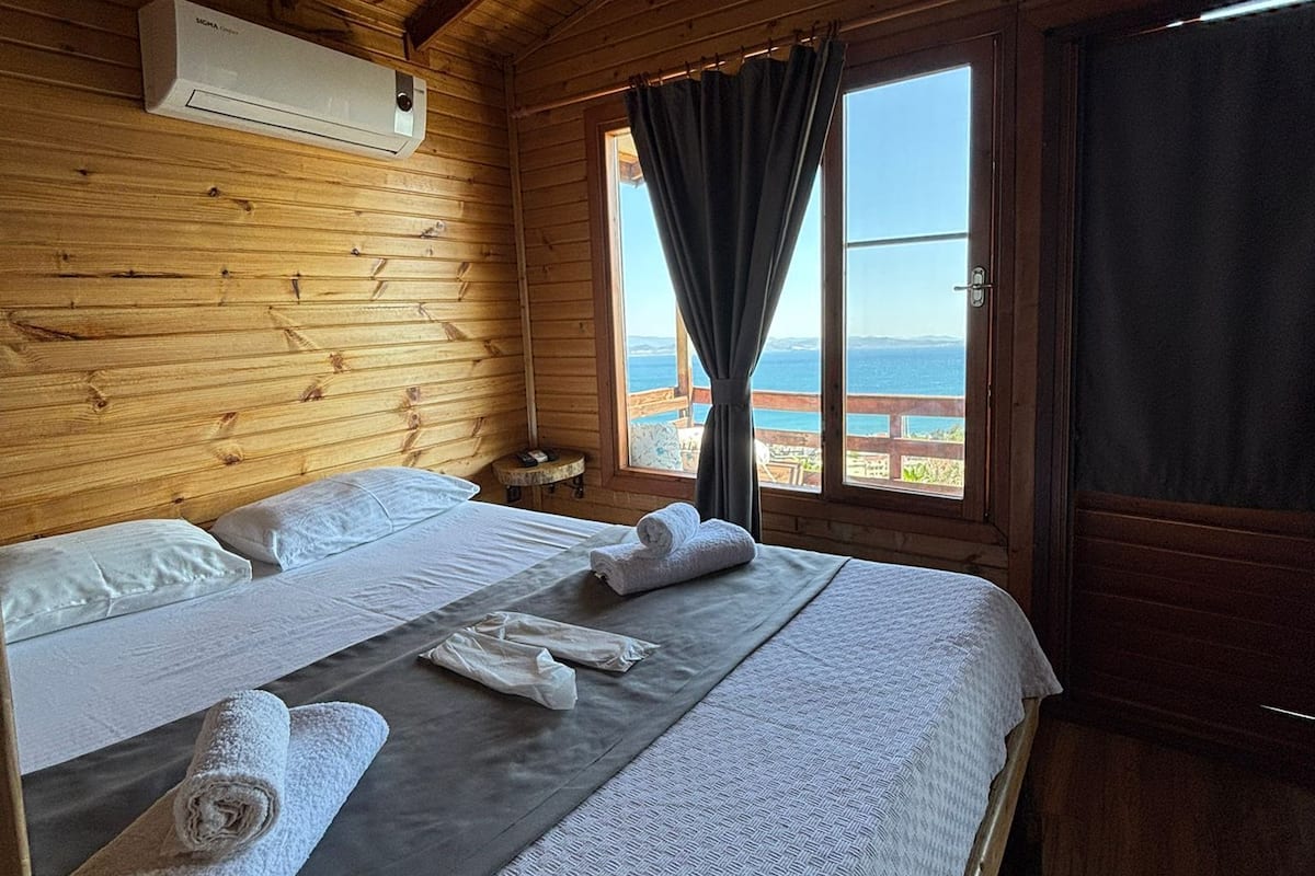 Bungalow, 1 Double Bed, Sea View | Desk, blackout drapes, soundproofing, free WiFi