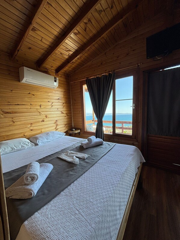 Bungalow, 1 Double Bed, Sea View | Desk, blackout drapes, soundproofing, free WiFi