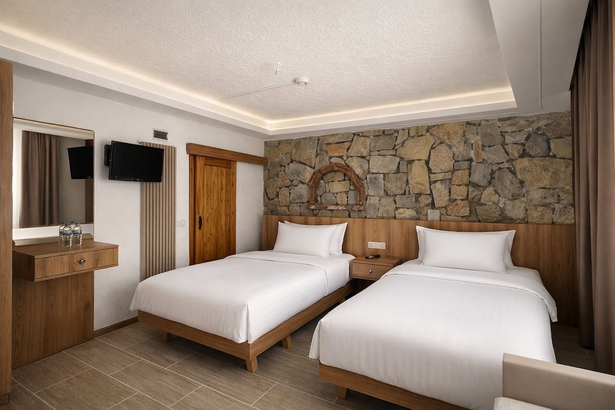 Economy Twin Room, 1 Bedroom, Sea View | Desk, blackout drapes, soundproofing, free WiFi