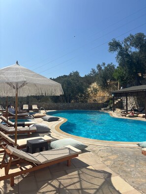 Seasonal outdoor pool - Gure Gokyuzu Butik Otel (Edremit)