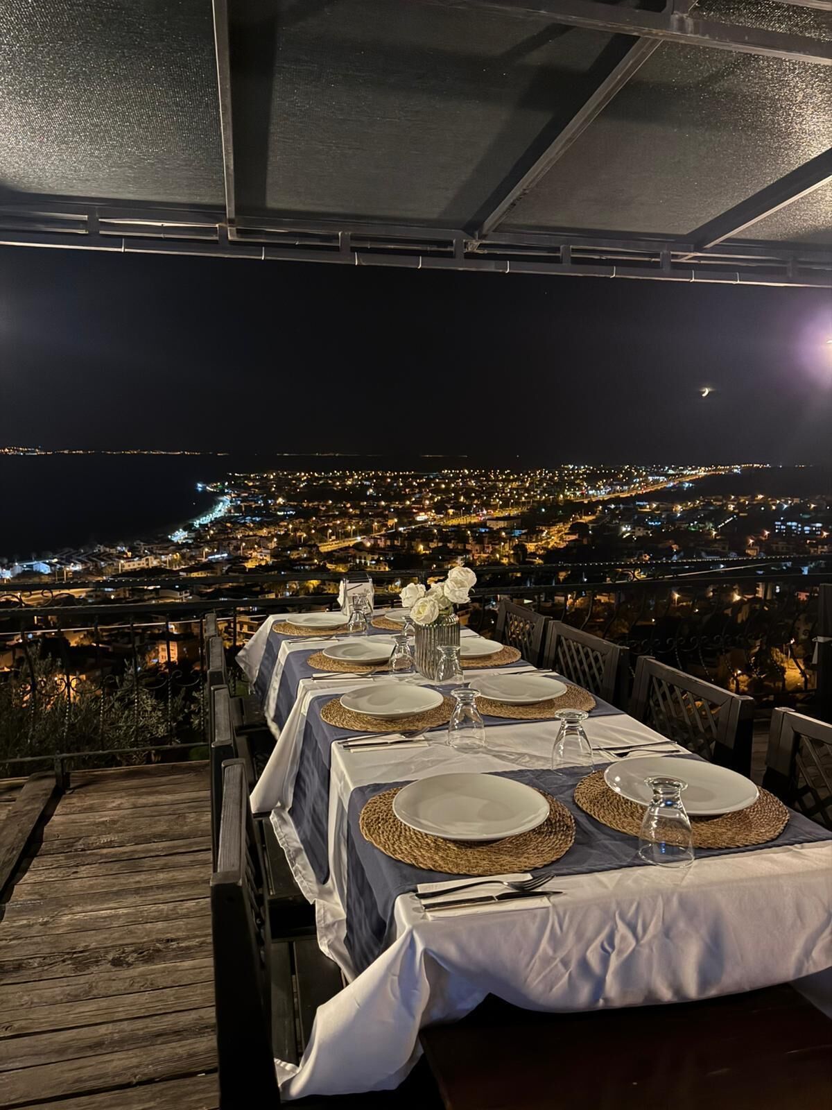 Breakfast, lunch and dinner served