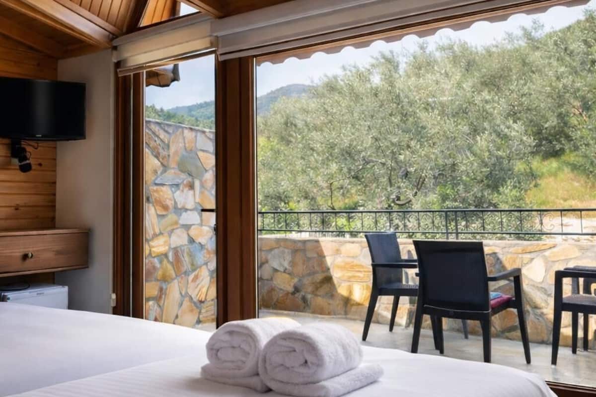 Double Room, 1 Queen Bed, Balcony, Mountain View | Desk, blackout drapes, soundproofing, free WiFi