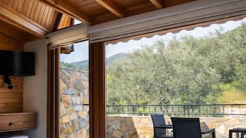 Habitación doble, 1 cama de matrimonio, balcón, vistas a la montaña | Escritorio, cortinas opacas, sistema de insonorización y wifi gratis