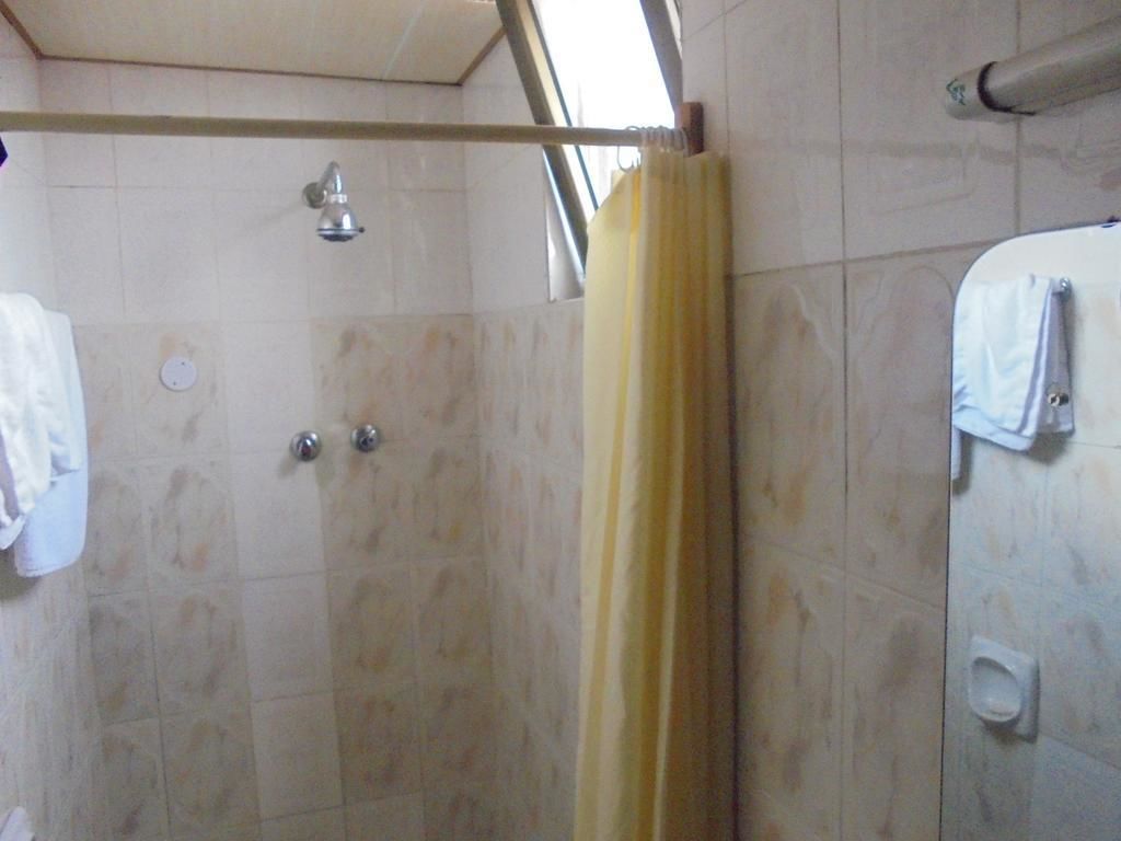 Chambre avec lits jumeaux | Douche de la salle de bain