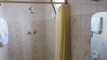 Chambre avec lits jumeaux | Douche de la salle de bain