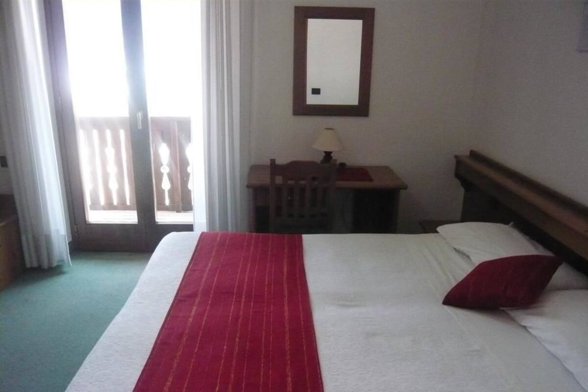 Desk, free cots/infant beds, free WiFi