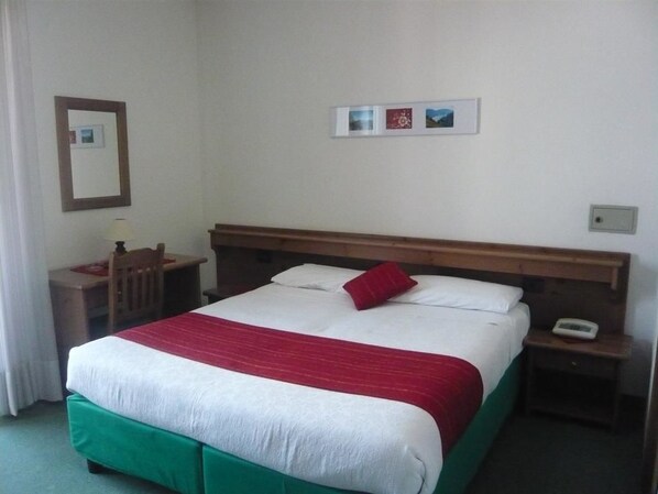 Desk, free cots/infant beds, free WiFi
