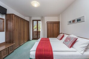 Desk, free cots/infant beds, free WiFi