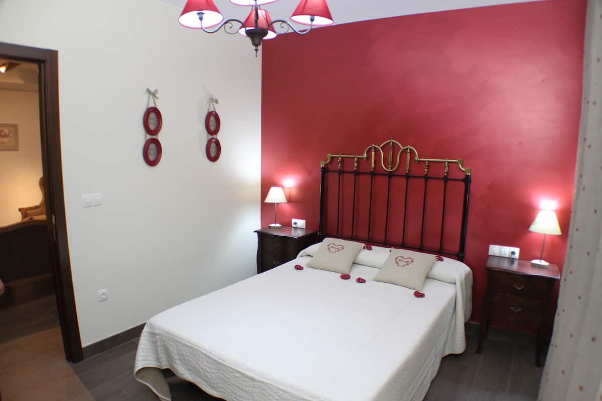 Double Room, Shared Bathroom | Iron/ironing board, rollaway beds, free WiFi, bed sheets