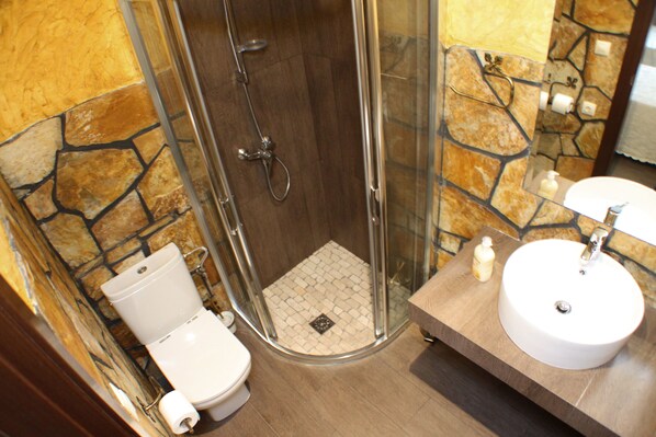 Twin Room, Private Bathroom | Bathroom | Free toiletries, hair dryer, towels - Casa Rural Maria Isabel (Alcaniz)