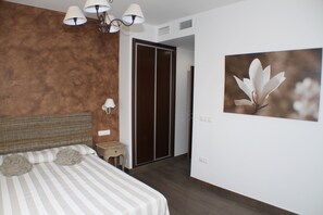 Chambre double, salle de bain privĂ©e | Fer et planche Ă repasser, lit dâappoint (supplĂ©ment)