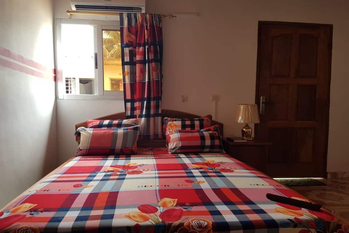 Habitación estándar doble, 1 cama de matrimonio | Escritorio, cortinas opacas, tabla de planchar con plancha