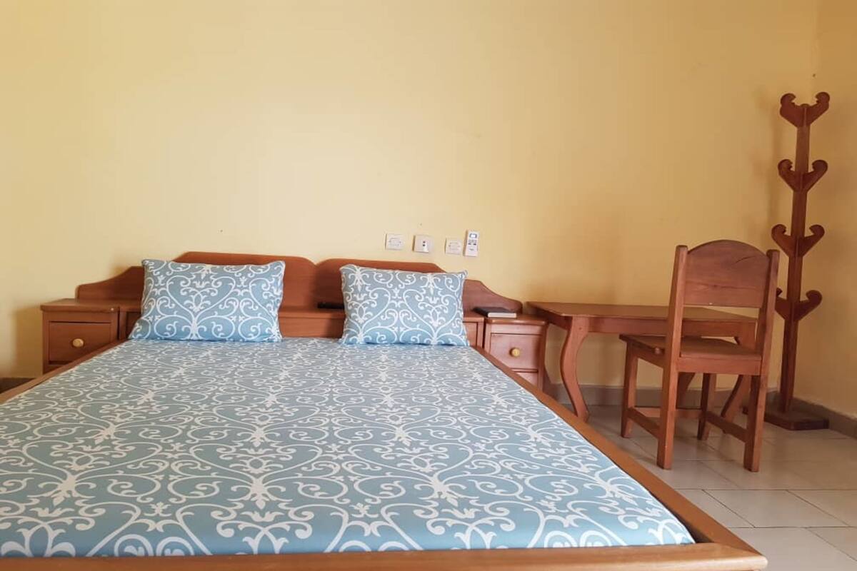 Habitación individual estándar, 1 cama de matrimonio | Escritorio, cortinas opacas, tabla de planchar con plancha